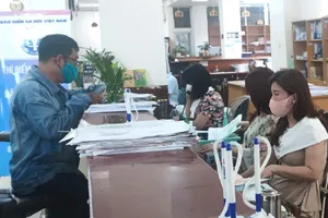 Người dân đến cơ quan BHXH TP.HCM thực hiện thủ tục hành chính liên quan đến BHXH. Ảnh: NGUYỄN HIỀN