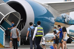 Trẻ em chưa đủ 14 tuổi chưa có giấy khai sinh thì có thể xuất trình giấy chứng sinh khi đi máy bay. Ảnh: PHAN TUYẾN