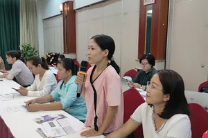 Chị Võ Thị Nguyên chia sẽ kinh nghiệm nuôi dạy con khi tham gia dự án. Ảnh: NGUYỄN HIỀN