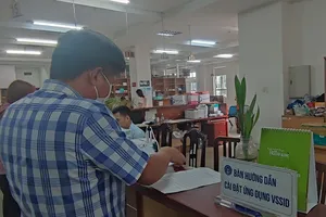 Người dân đến cơ quan BHXH TP.HCM làm thủ tục liên quan đến BHXH. Ảnh: NGUYỄN HIỀN