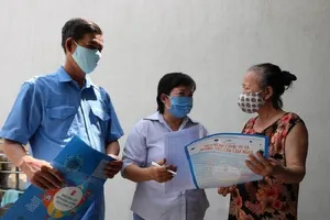 Cán bộ khu phố phường Hiệp Bình Phước, TP Thủ Đức hỗ trợ người dân. Ảnh: THANH TUYỀN 