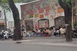 Vỉa hè tại đường Hai Bà Trưng, quận 1. Ảnh: NGUYỄN HIỀN