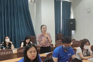 Đại diện doanh nghiệp đặt câu hỏi thắc mắc về quyền lợi của người lao động liên quan những chính sách về BHXH tại buổi đối thoại doanh nghiệp với cơ quan BHXH TP.HCM. Ảnh: NGUYỄN HIỀN