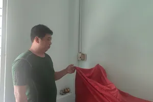 Ông Nguyễn Hoàng Phương, ngụ tại 468 Nguyễn Kiệm phản ánh tình trạng trần nhà bị thấm dột. Ảnh: VÕ HÀ