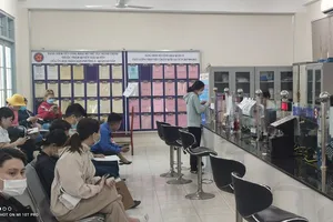 Người dân đến thực hiện thủ tục hành chính tại UBND quận 5, quận Gò Vấp. Ảnh: NGUYỄN HIỀN