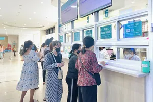 Người dân đến khám thai, chữa bệnh tại Bệnh viện Hùng Vương. Ảnh: Thảo Phương