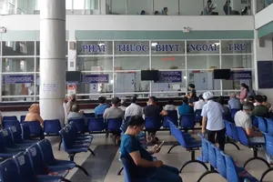 Người dân đến khám chữa bệnh tại Bệnh viện Gò Vấp. Ảnh: NGUYỄN HIỀN