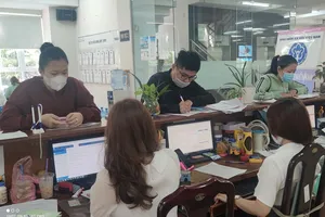 Người dân đến cơ quan BHXH TP.HCM thực hiện các thủ tục liên quan đến BHXH. Ảnh: NGUYỄN HIỀN