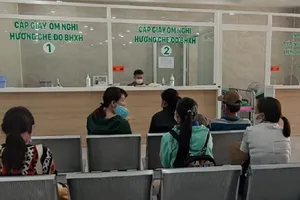 Người dân đến đăng ký khám chữa bệnh BHYT tại bệnh viện Quân y 175. Ảnh: NGUYỄN HIỀN