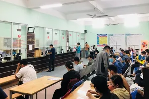 Người lao động đến Trung tâm dịch vụ việc làm TP.HCM nộp hồ sơ nhận trợ cấp thất nghiệp. Ảnh: Hạnh Thục