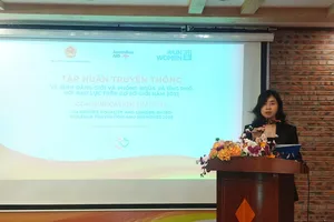 Bà Ngô Diệu Linh, Phó vụ trưởng Vụ Bình đẳng giới Bộ LĐ-TB & XH phát biểu trong buổi tập huấn. Ảnh: NGUYỄN HIỀN