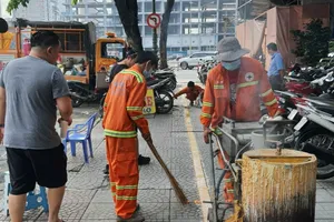 UBND phường Bến Thành thực hiện kẻ vạch sơn sử dụng tạm vỉa hè. Ảnh: NH