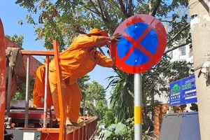 Biển báo giao thông không hợp lý đã được tháo gỡ đang được đơn vị thi công tháo gỡ. Ảnh: CTV