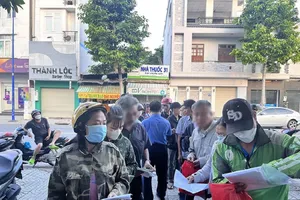 Người dân đến xếp hàng dài rút BHXH 1 lần tại BHXH huyện Hóc Môn (ảnh chụp vào tháng 10-2023). Ảnh: KHÁNH TOÀN