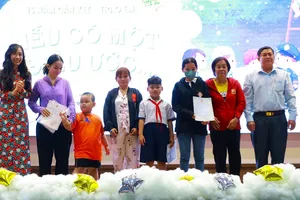 Một số trẻ em có hoàn cảnh rất đặc biệt được trao giấy khai sinh. Ảnh: VÕ THƠ