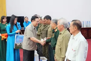 Chủ tịch Quốc hội Vương Đình Huệ thăm, tặng quà cho người có công, gia đình chính sách. Ảnh: TT.