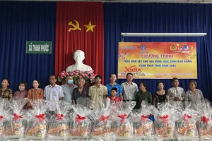 Người dân khó khăn trên địa bàn xã Thanh phước, Huyện Gò Dầu, Tỉnh Tây Ninh nhận quà tết. Ảnh: CTV