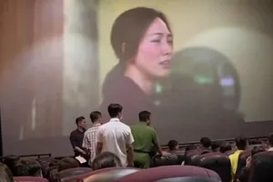 Hình ảnh công an vào rạp kiểm tra người xem phim "Mai" được lan truyền trên mạng xã hội. Ảnh: MXH