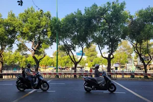 Người lao động nếu bị tai nạn xe khi đi làm tại tuyến đường và thời gian hợp lý mà bị suy giảm khả năng lao động từ 5%… thì thuộc trường hợp đủ điều kiện hưởng chế độ tai nạn lao động. Ảnh minh họa: Thanh Trang