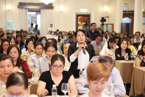 Đại diện DN đặt câu hỏi tại Hội nghị đối thoại. Ảnh: H.PHI 