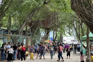 Nếu không áp dụng lịch làm bù thì người lao động nghỉ lễ 30-4 và 1-5 chỉ được hai ngày. Ảnh: Thu Trinh