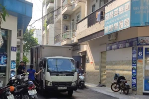 Dân "kêu" vì xe tải đậu kín hẻm