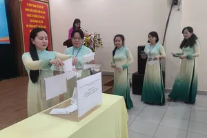 Cán bộ, công chức, viên chức UBND phường Nguyễn Cư Trinh, Quận 1 đóng góp ủng hộ quỹ trong lễ phát động. Ảnh: NGUYỄN HIỀN