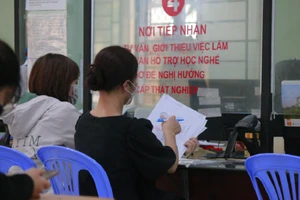 Người lao động đến Trung tâm dịch vụ việc làm TP.HCM làm thủ tục nhận bảo hiểm thất nghiệp. Ảnh: NH