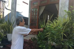 Ông Thái Hòa Đông vừa nhận quyết định thu hồi quyết định thi hành án về việc tạm dừng việc đăng ký, chuyển quyền sở hữu, thay đổi hiện trạng căn nhà ông đang ở. Ảnh: NH