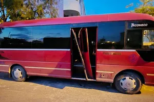 Chiếc xe bị phá tung cửa để đưa cháu bé bị bỏ quên trên xe ô tô ra ngoài. Ảnh: CTV