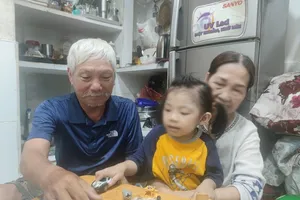 Cháu nội ông Sung ở quận 4, TP.HCM chưa có giấy khai sinh. Ảnh: NGUYỄN HIỀN