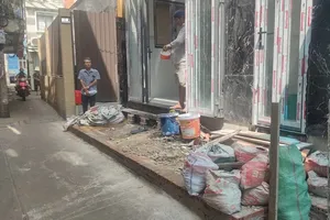 Phần đất phía trước nhà bà Hồng được công nhận trong sổ hồng nhưng không được giải quyết xây hàng rào. Ảnh: NGUYỄN HIỀN