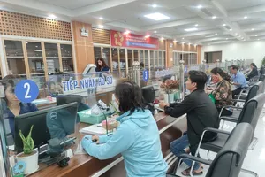 Người đang chờ hưởng trợ cấp hưu trí xã hội có được nhận chế độ khác?