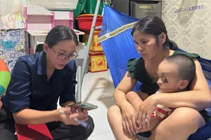 Phóng viên đang kiểm tra thông tin nơi cư trú của chị trên ứng dụng VneID. Ảnh : Huỳnh Thơ