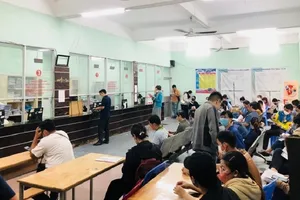 Người dân đến khám chữa bệnh tại Bệnh viện Quân Y 175. Ảnh: Nguyễn Hiền 