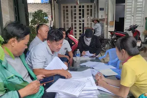 Một số người dân rất lo lắng không để tìm được nơi ở mới khi giá bồi thường, hỗ trợ rất thấp. Ảnh: NGUYỄN HIỀN