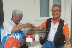 Ông Võ Văn Sung cùng tác giả bài viết vui mừng trong ngày ông Sung có thẻ căn cước. Ảnh: NGUYỄN HIỀN