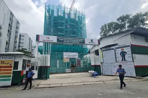 Một dự án nhà ở xã hội tại huyện Bình Chánh đang được thi công. Ảnh: NGUYỄN CHÂU