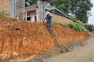 Dự án đường 1.900 tỉ đồng: Dân bắc thang trèo vào nhà