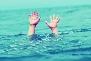 Bé trai 7 tuổi đuối nước ở ao gần nhà