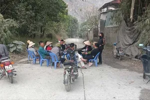 Mỏ đá nổ mìn gây ô nhiễm vừa hoạt động lại tiếp tục bị dân chặn lối vào