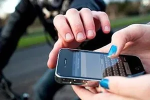 Bị cướp điện thoại khi đang ngồi uống trà chanh