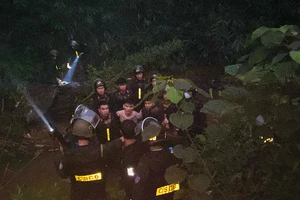 Hơn 200 cảnh sát, dân quân vây bắt kẻ nổ súng vào công an