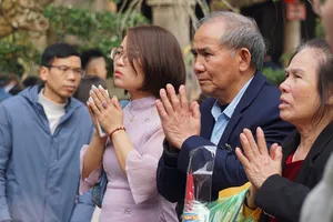 Hàng nghìn người đến chùa, nhà thờ ở Thạch Thất cầu bình an ngày mùng 1 Tết