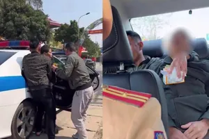 CSGT Phú Thọ dùng xe chuyên dụng đưa một người bị đột quỵ đi cấp cứu