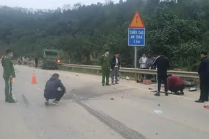 2 xe máy đi ngược chiều trên cao tốc va chạm với ô tô, 4 người tử vong