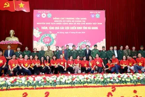 Nguyên Chủ tịch nước Trương Tấn Sang gặp mặt các cựu binh Vị Xuyên