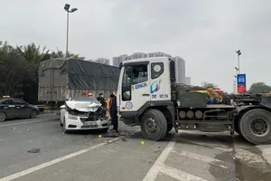 Tai nạn liên hoàn giữa 3 ô tô khiến Đại lộ Thăng Long ùn tắc nghiêm trọng