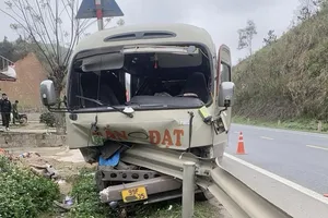 Xe khách tông vào lan can, 6 người bị thương