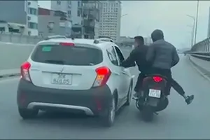 Tạm giữ 2 người đàn ông tạt đầu ô tô, đánh người trên đường vành đai 2